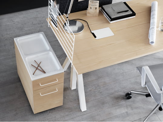 Le meuble à tiroirs Works de String : Le meuble à tiroirs est particulièrement pratique à côté du bureau pour ranger des stylos, des dossiers et d'autres articles de bureau à portée de main.