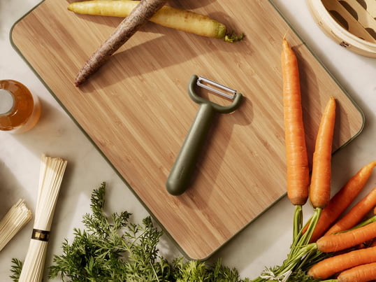 L'éplucheur Green Tool de Eva Solo en couleur verte dans la vue d'ambiance. L'éplucheur à légumes est un fidèle compagnon dans la cuisine et aide à préparer les légumes pour les plats les plus divers.